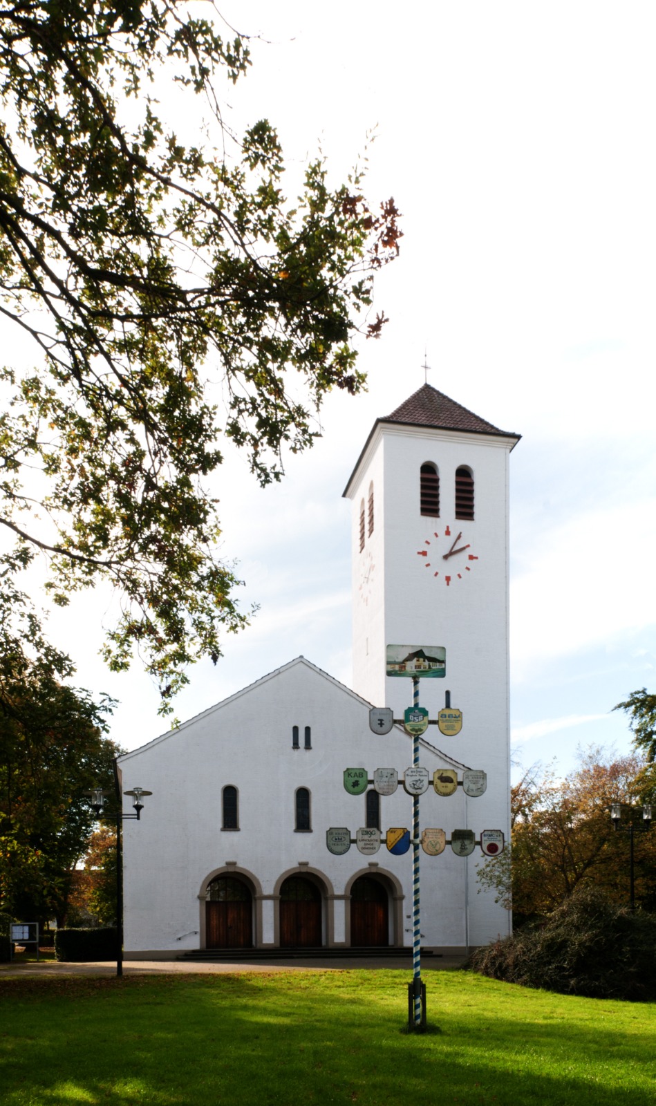 St.-Josef Kirche Bergheim gegenüber von unserer Schule